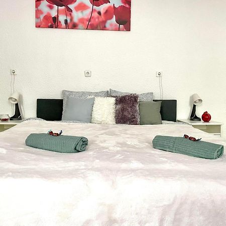 Very Warm Home With Big Bed Near New York Cafe Budapest Exterior foto
