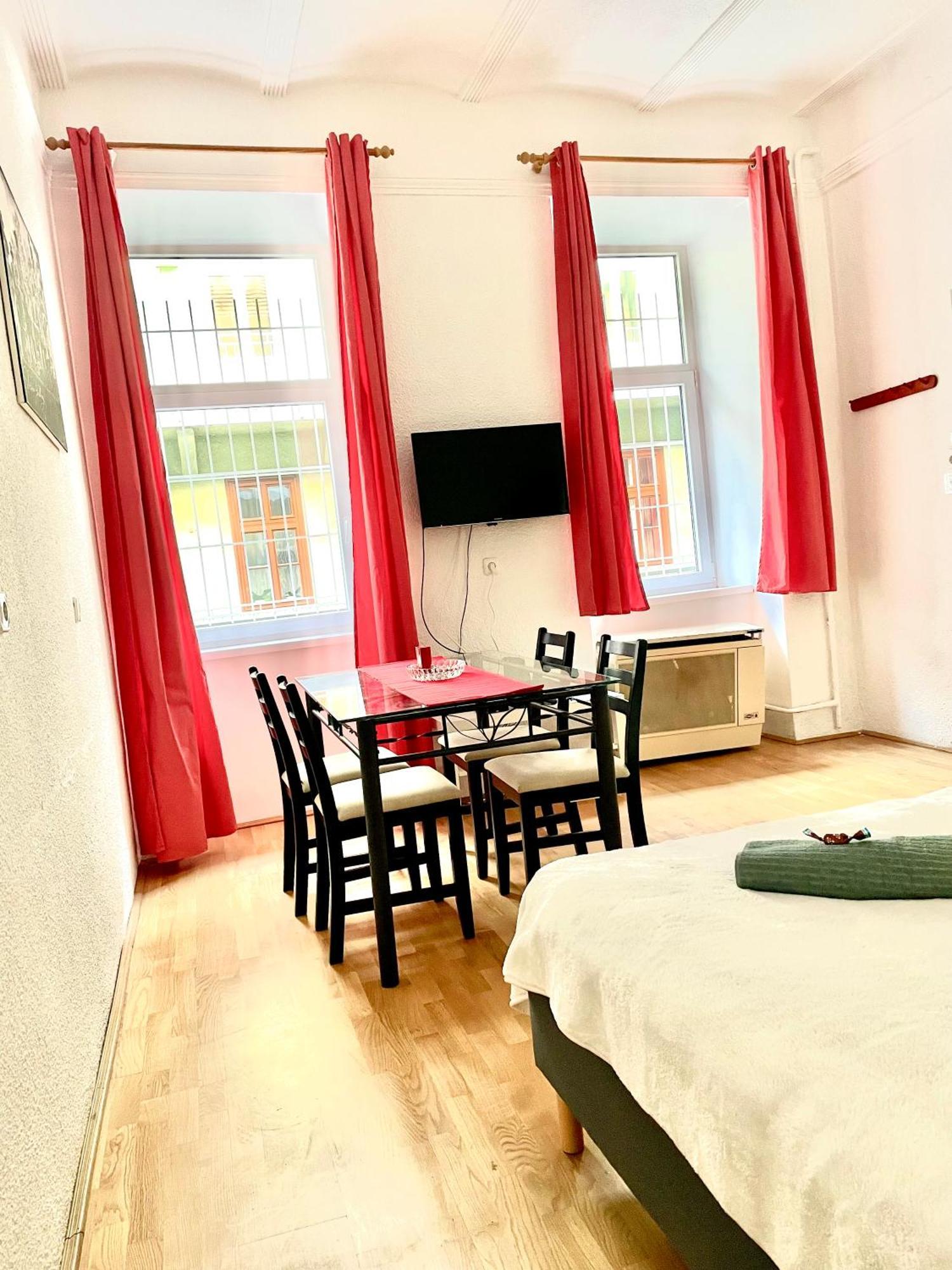 Very Warm Home With Big Bed Near New York Cafe Budapest Exterior foto